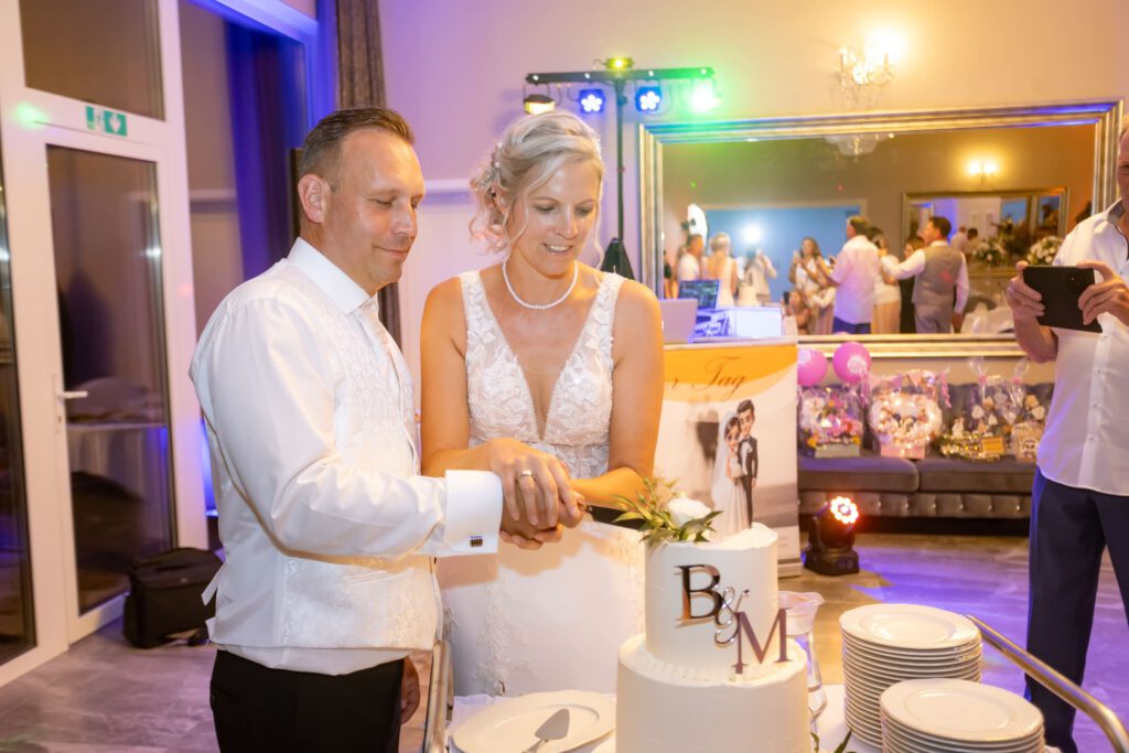 Ein paar schneidet bei Slubice die Torte an