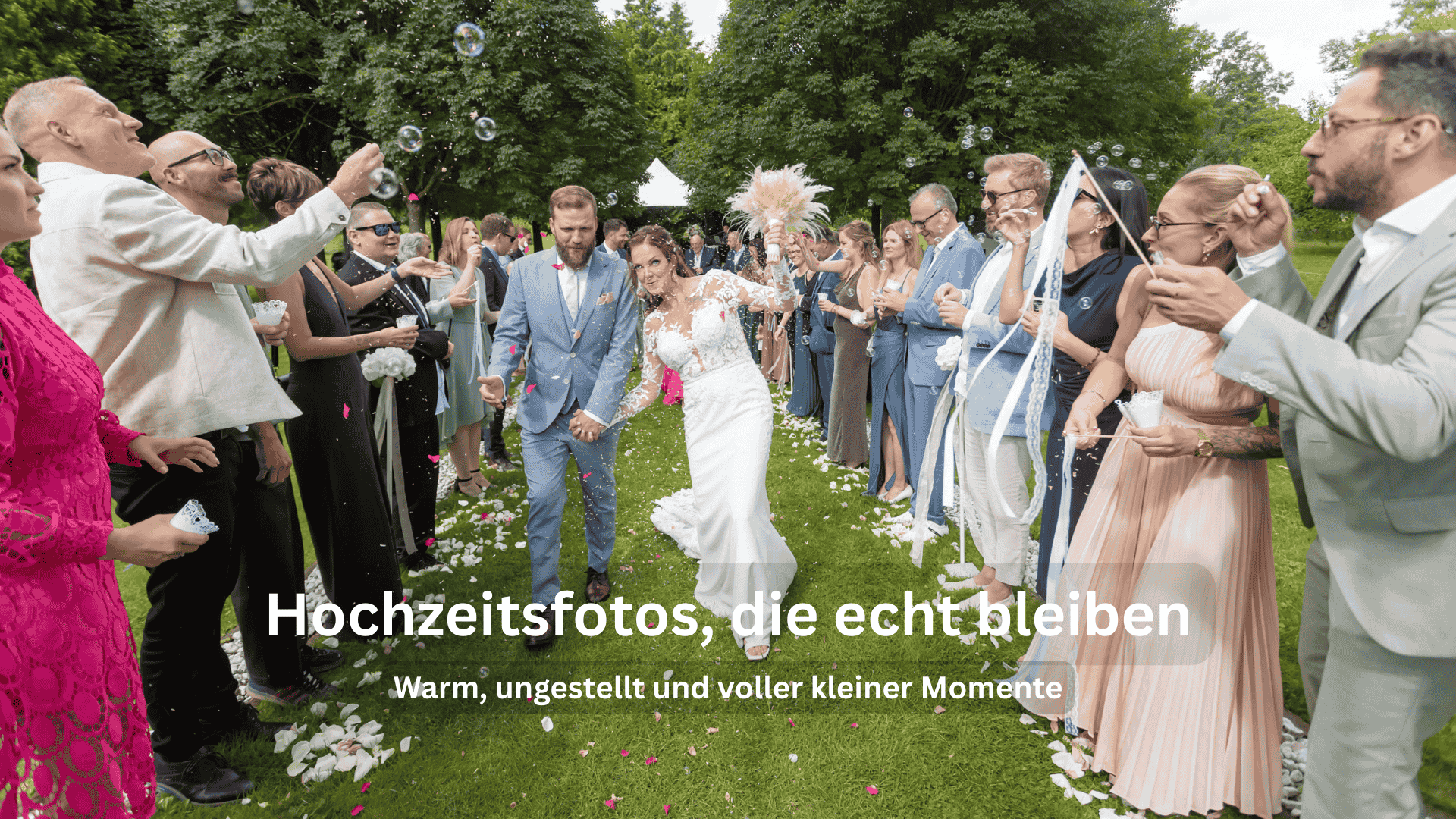 Ein Paar zieht auf Schloß Wulkow vorn der Trauung aus.