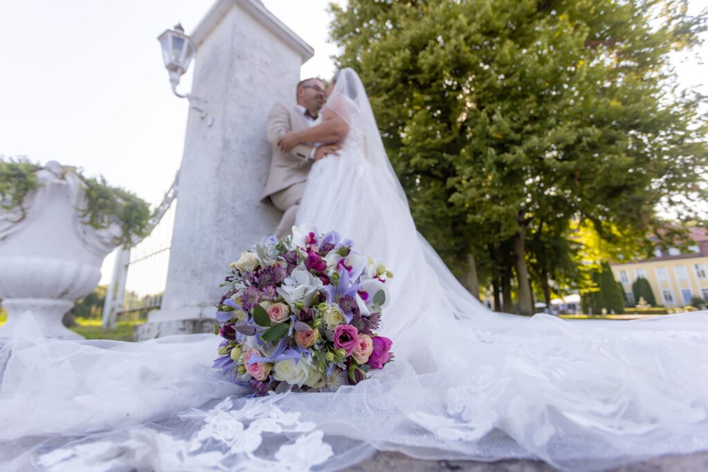 Ein Paar steht am Schloß Wulkow