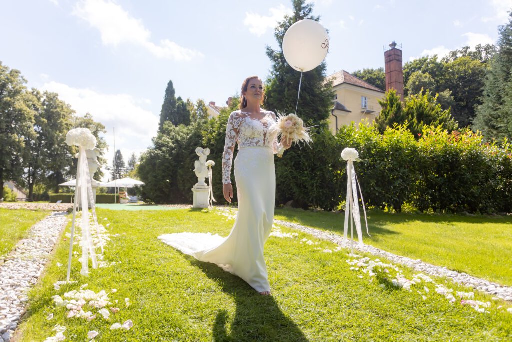 Braut geht weg zur Trauung auf Schloß Wulkow