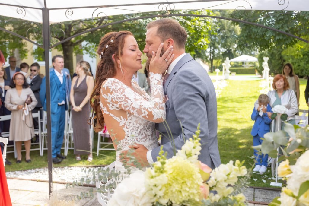 Brautpaar feiert auf Schloß Wulkow