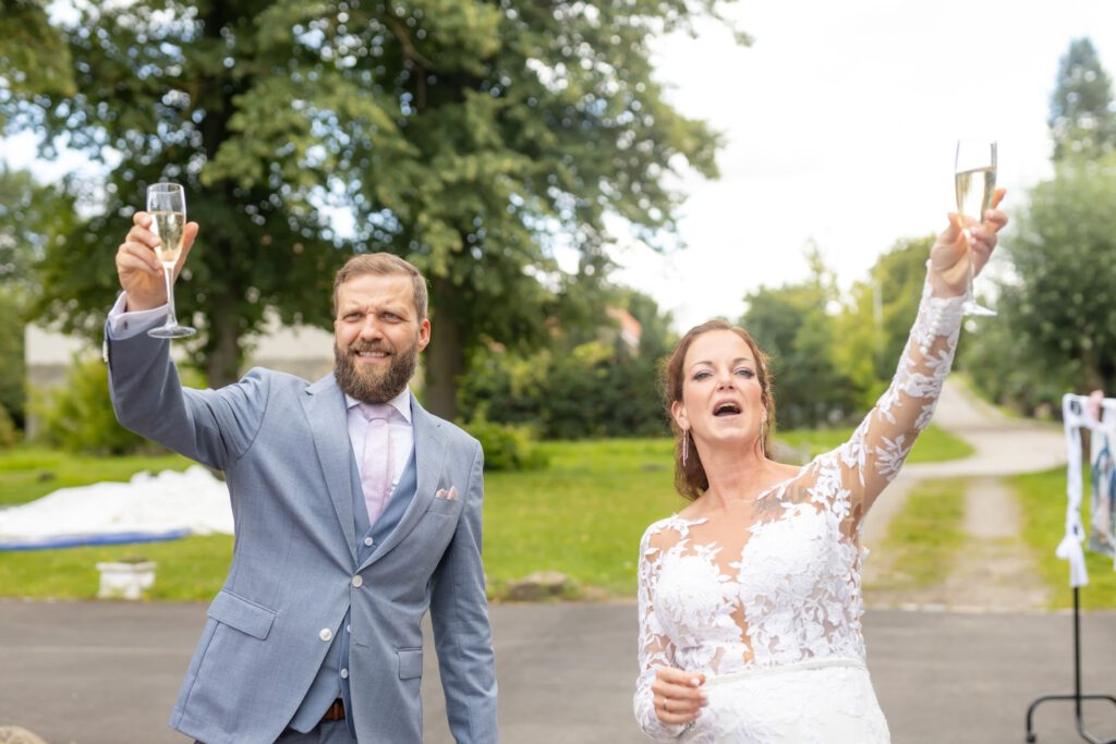 Brautpaar feiert auf Schloß Wulkow