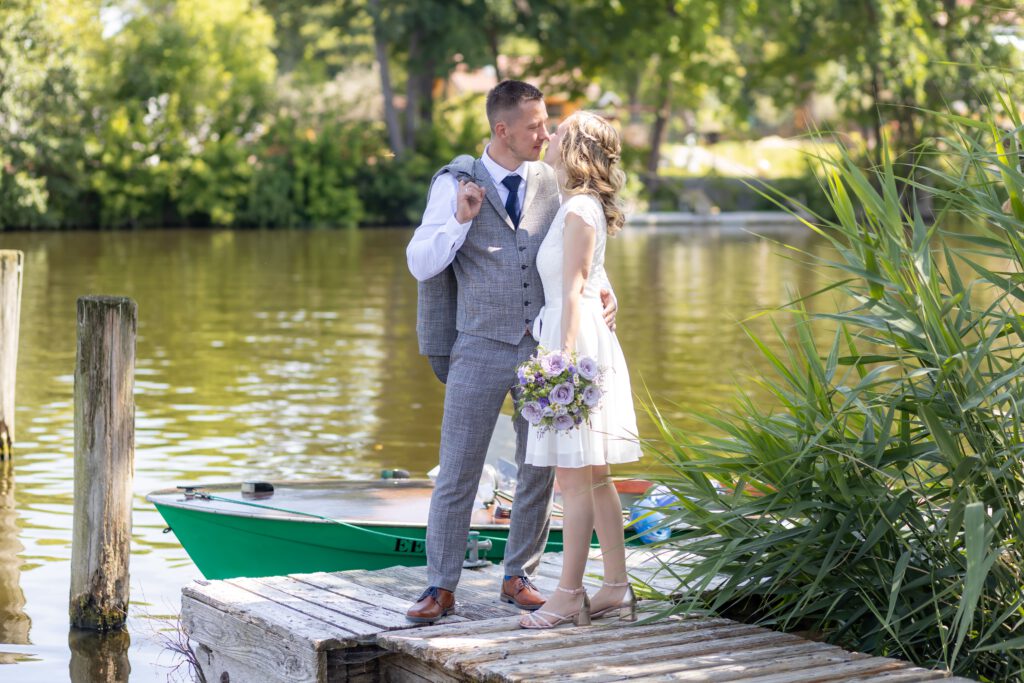 Ein Paar steht an der Spree in Beeskow