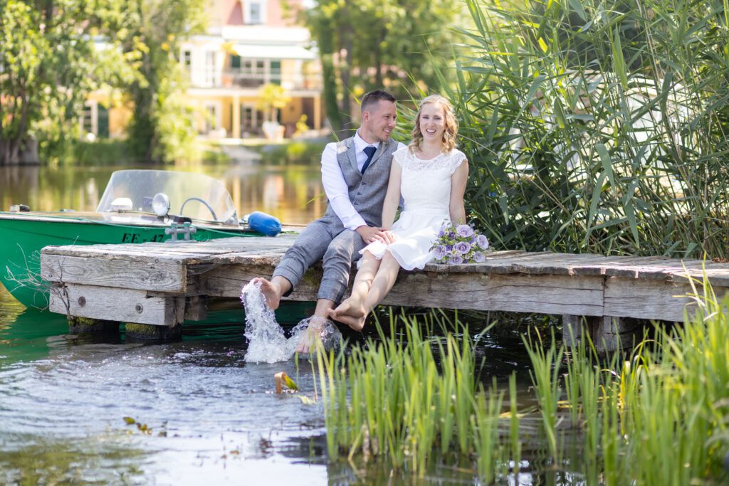 Ein Paar sitzt an der Spree in Beeskow