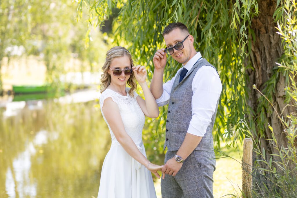 Ein Paar steht an der Spree in Beeskow